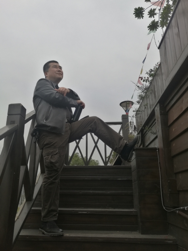 孤单背影的第一张照片--聊城相亲服务中心