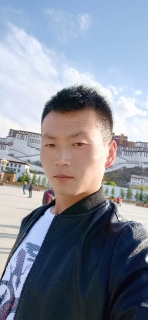 阳光下的小草的第一张照片--聊城相亲服务中心